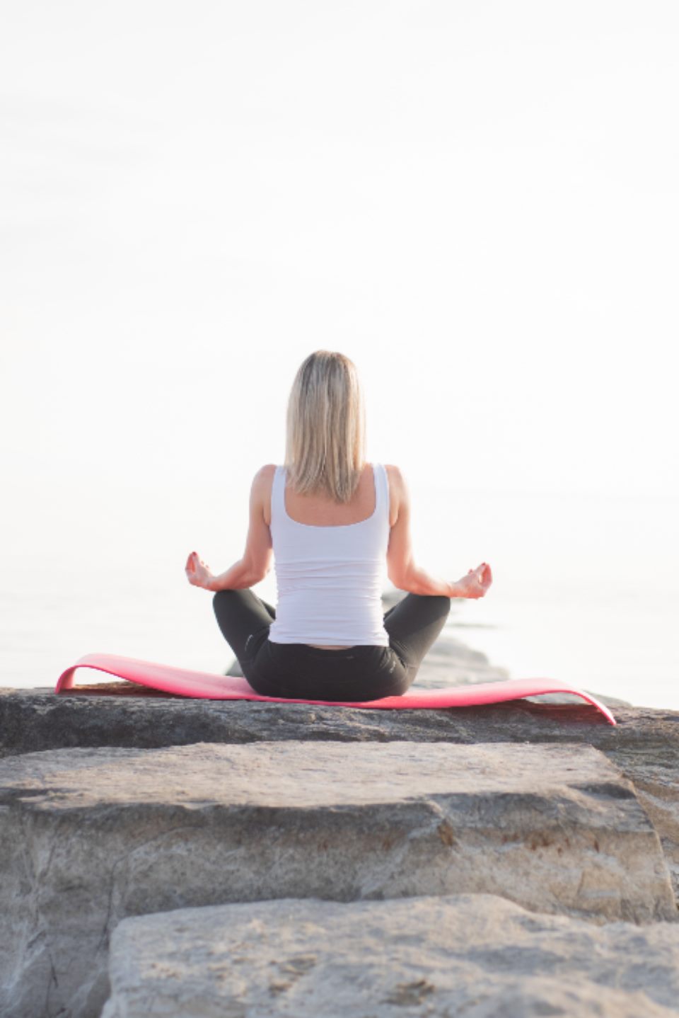 Gözleri kapalı, sakin bir şekilde meditasyon yapan kadın